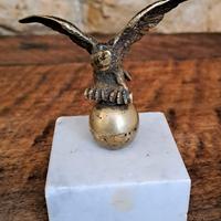 Antico ferma carte con scultura di un'aquila