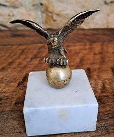 Antico ferma carte con scultura di un'aquila
