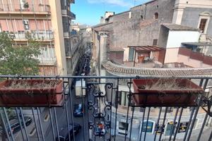 3 luminosi e angolari in centro città a Stesicoro