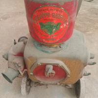 Pompa antica travaso vino