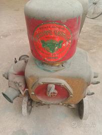 Pompa antica travaso vino