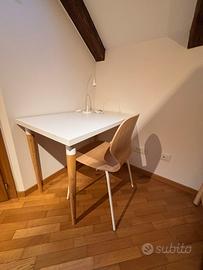 Scrivania e sedia