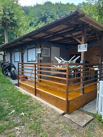 Casetta in legno con roulotte sul lago di Como