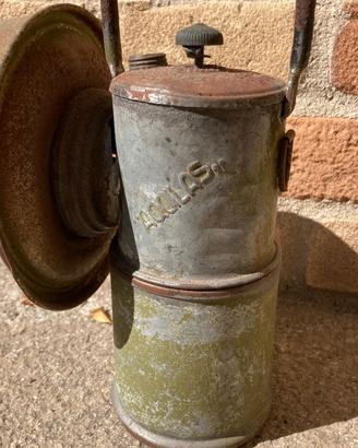 Vecchia lampada a carburo