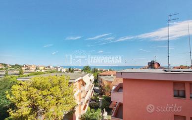 AMPIO TRILOCALE CON BOX AUTO E VISTA MARE