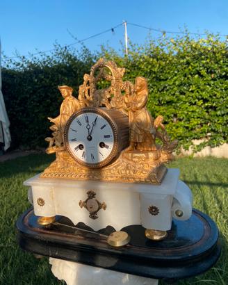 Orologio antico da tavolo in marmo con  pendolo