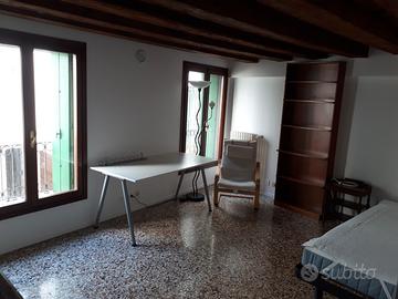 Camera singola in appartamento femminile