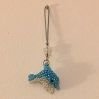 Ciondolo delfino in perline azzurre