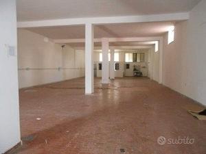 Locale - Capannone uso deposito a Casoria
