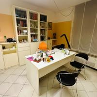 Grande scrivania con cassettiera lampada e sedie