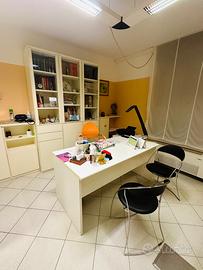 Grande scrivania con cassettiera lampada e sedie