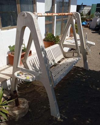 Dondolo da giardino classico in plastica dura