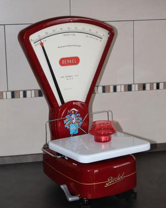 Bilancia Berkel modello O a 2 Kg restaurata Rossa