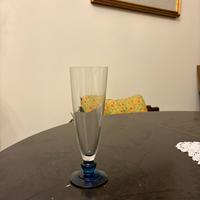 Bicchieri di cristallo con fondo blu