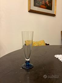 Bicchieri di cristallo con fondo blu