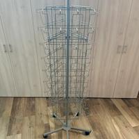 Espositore girevole su ruote in metallo