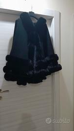 mantella con cappuccio e pelliccia sintetica 