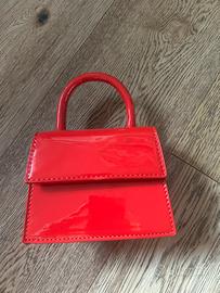 borsetta rossa di vernice con tracolla oro