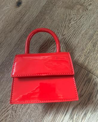 borsetta rossa di vernice con tracolla oro