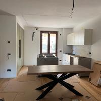 Tavolo in legno massello con gambe in ferro