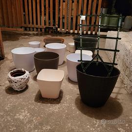 Assortimento di vasi e sottovasi