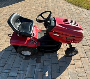 Trattorino tagliaerba MTD