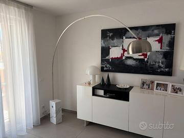 Lampada ad arco tipo flos base in vero marmo