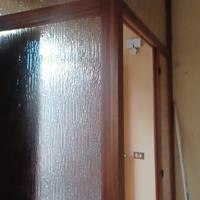 vetrina ingresso con porta vintage 