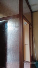 vetrina ingresso con porta vintage 