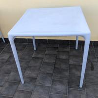 Tavolo in plastica grigio chiaro