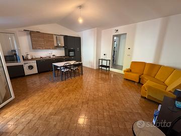 Attico con terrazzo e balconi . Doppio ingresso