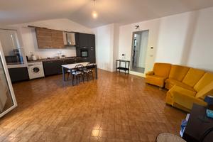 Attico con terrazzo e balconi . Doppio ingresso