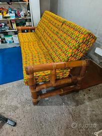 tavolo sedie divano poltrone e tavolino poccolo