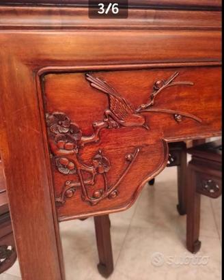 Tavolo quadrato con sedie intagliato