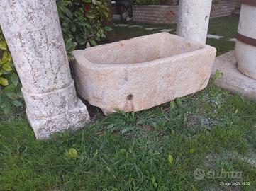 Antica vaschetta in marmo.