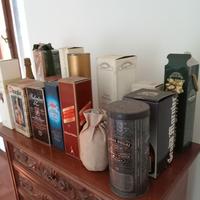 Gruppo di bottiglie vecchie di champagne e liquori