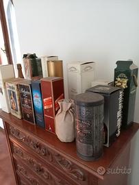 Gruppo di bottiglie vecchie di champagne e liquori