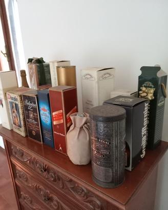 Gruppo di bottiglie vecchie di champagne e liquori