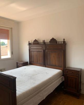 Elegante Camera da Letto in Noce Massello