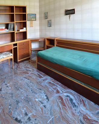 Cameretta ria con due letti + comodino, libreria