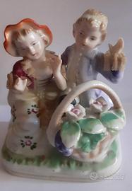 Bella statuina porcellana vintage Fanciulli