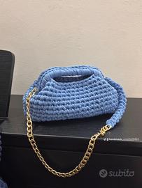 Clutch all’uncinetto azzurra