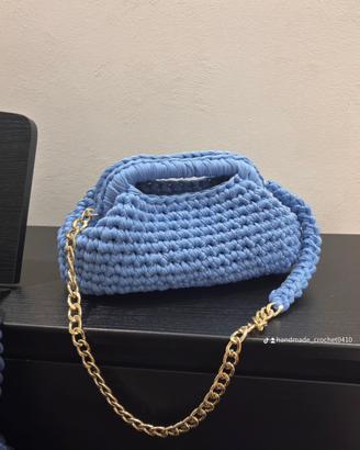Clutch all’uncinetto azzurra