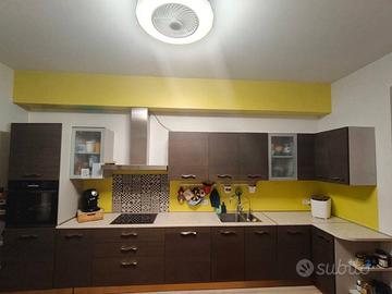 cucina, tavolo e 4 sedie