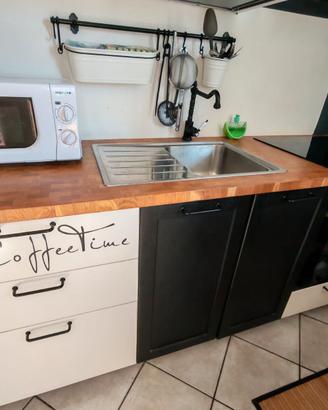 Cucina monoblocco e frigorifero