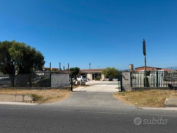 Capannone con piazzale e due accessi su strada