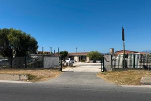 Capannone con piazzale e due accessi su strada