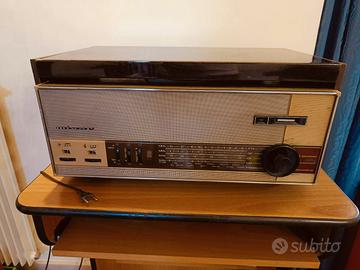 Tre radio giradischi vintage.