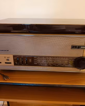 Tre radio giradischi vintage.