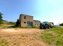 in-cer-ca-di-un-rustico-immerso-nel-verde-